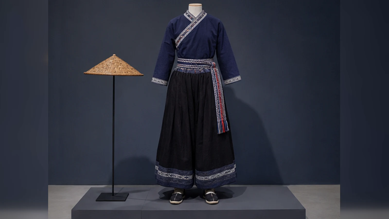 Gin (Kinh) Dress Overview: Silhouette, Fabric, Boundaries