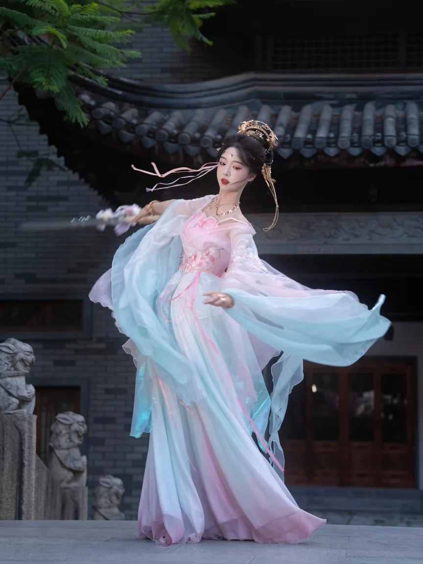 Huazhaoji Zhuo Zhuo · look stylisé